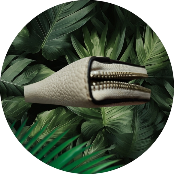 GUESS ZIP AROUND 3 COMPARTMENT WALLET/WRISTLET/CLUTCH w/PHONE POCKET🩷 EUC - Picture 6 of 10